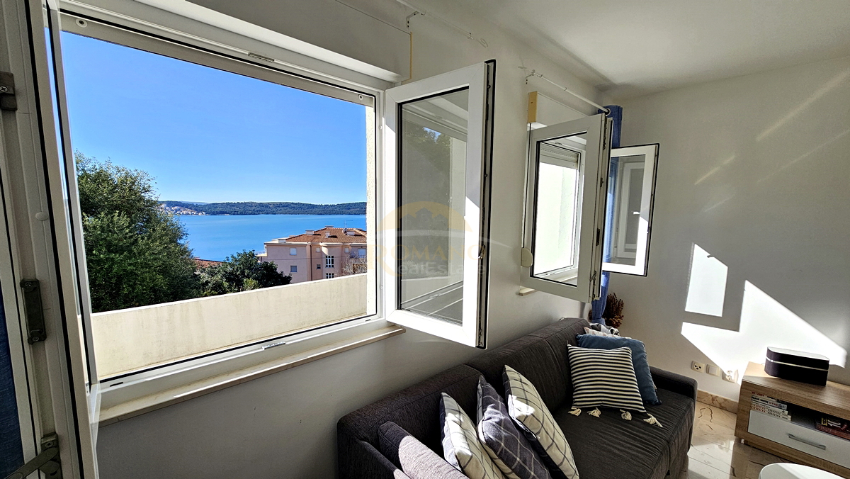 Prostoren dvosobni stan z odprtim pogledom na morje – Trogir, Balan